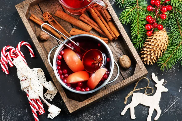 아로마 향료와 장식 크리스마스 음료 — 스톡 사진
