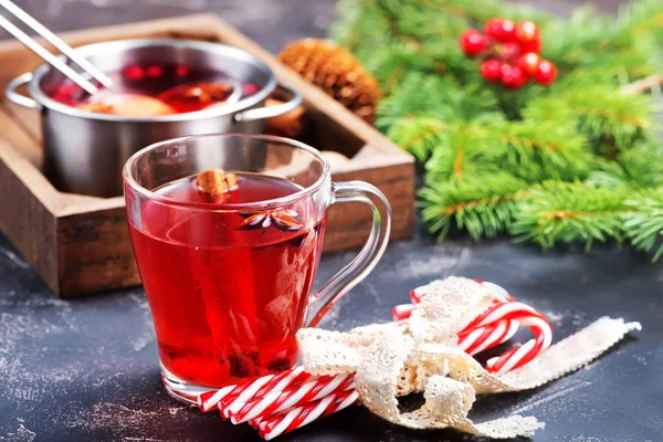 Bevanda natalizia con spezie aromatiche — Foto Stock