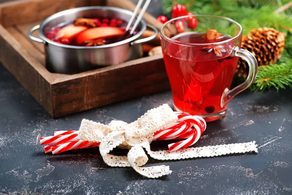 Noel içkiyle aroma baharat ve dekorasyon — Stok fotoğraf