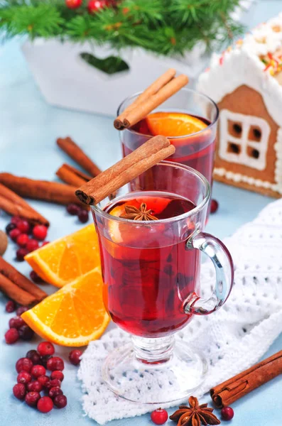 Kerst drankje met aroma-kruiden — Stockfoto