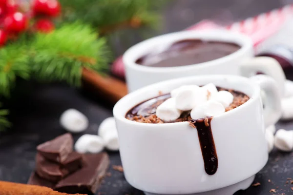 Warme chocolademelk met specerijen en marshmallow — Stockfoto