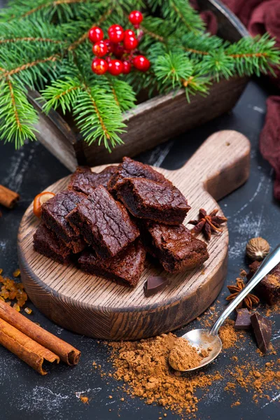 Schokoladenkuchen auf Holzbrett — Stockfoto