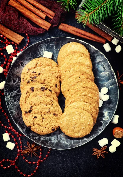 Galletas de Navidad en plato —  Fotos de Stock