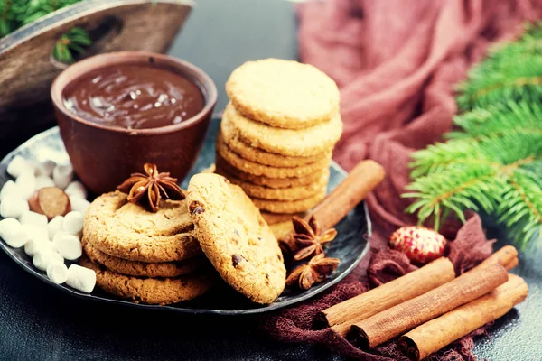 Weihnachtsplätzchen und heiße Schokolade — Stockfoto