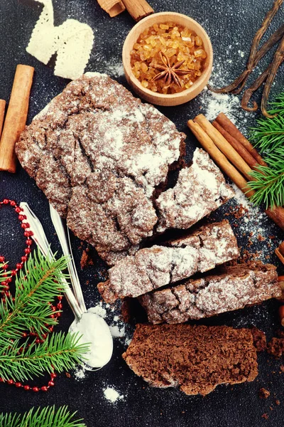 Bolo de chocolate e decorações de Natal — Fotografia de Stock