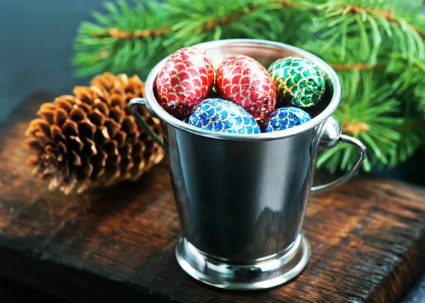 Kerst snoepjes in metalen mand — Stockfoto