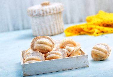 tatlı krema ya da şeker tozu ile pişirme