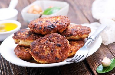 Pirzola beyaz plaka üzerinde 