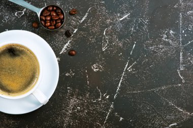 Kahve Kupası ve bir tablo, metal kaşık