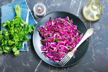 Lahana salatası plaka üzerinde 