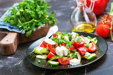 siyah plaka üzerinde sebze salatası 