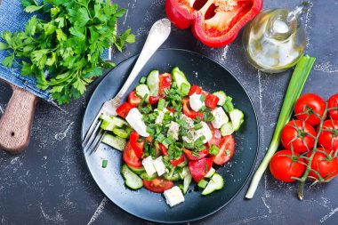 siyah plaka üzerinde sebze salatası