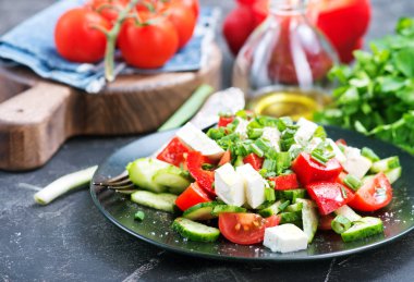 siyah plaka üzerinde sebze salatası 