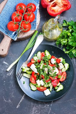 siyah plaka üzerinde sebze salatası