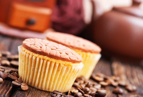 Kahve kek ve kahve çekirdekleri — Stok fotoğraf