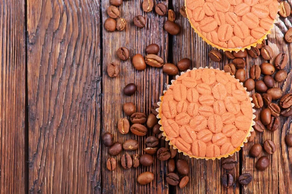 Muffins e grãos de café — Fotografia de Stock