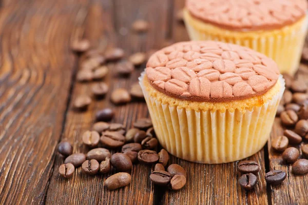 Coffee muffins and coffee beans — Stock Photo, Image