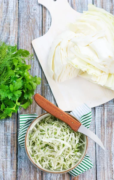 Салат из капусты в миске — стоковое фото
