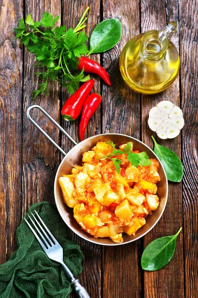 Verduras con salsa en sartén — Foto de Stock