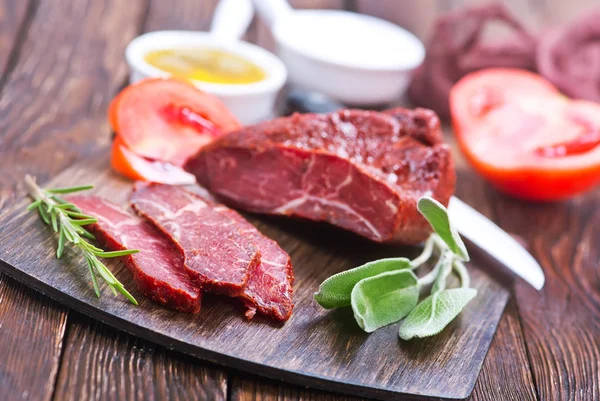 Wędzone mięso z przyprawami — Zdjęcie stockowe