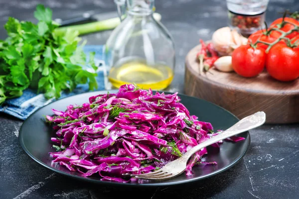 Cabbage salad on black plate — Stock Photo, Image