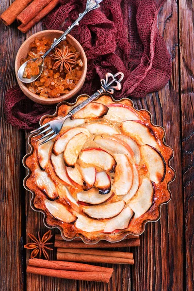 Torta de maçã com canela em uma mesa — Fotografia de Stock