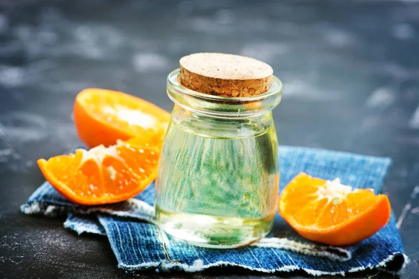 Orangenöl in Glasflasche — Stockfoto