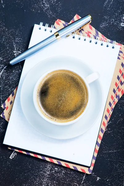 Kaffe i kopp och lakan för note — Stockfoto