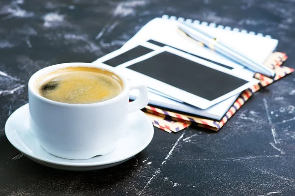 Café em xícara e lençóis para nota — Fotografia de Stock