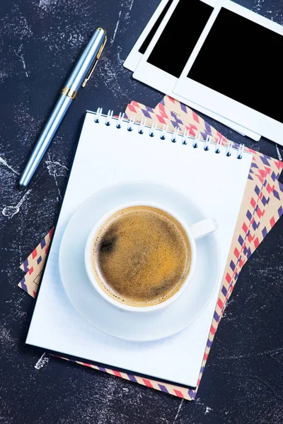 Coffee in cup and sheets for note — Stock Photo, Image