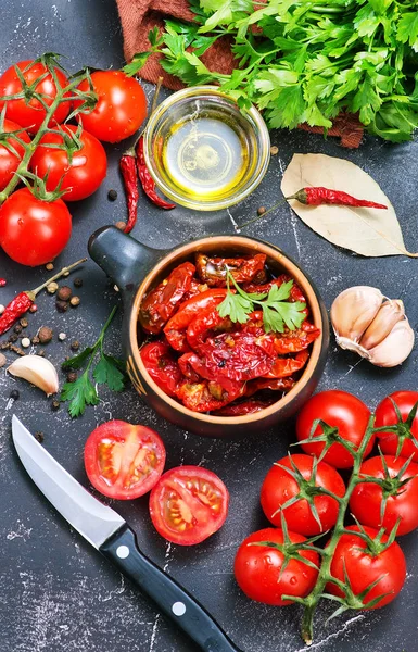 Сухие помидоры с ароматом масла и чеснока — стоковое фото