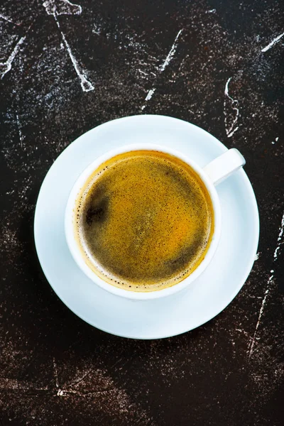 Färskt kaffe i koppen på ett bord — Stockfoto