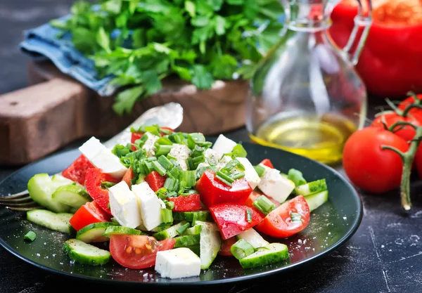 Groente salade op zwarte plaat — Stockfoto