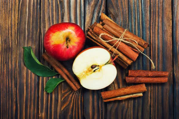 Fresh apples with cinnamon sticks — Stock Photo, Image