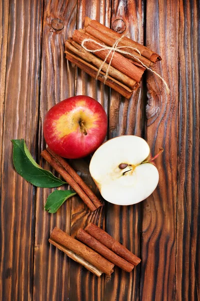 Fresh apples with cinnamon sticks — Stock Photo, Image