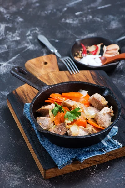 Fried meat with vegetables in the pan — Stock Image Fried meat with vegetables in the pan Royalty Free Stock Photos