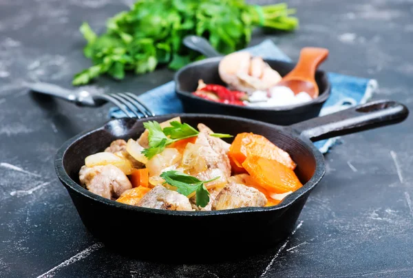 Fried meat with vegetables in the pan — Stock Image Fried meat with vegetables in the pan Royalty Free Stock Photos