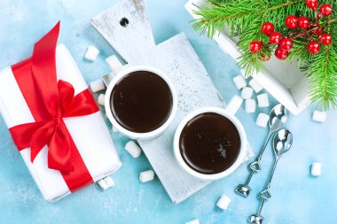 sıcak çikolata ve Noel süsleri