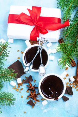 sıcak çikolata ve Noel süsleri