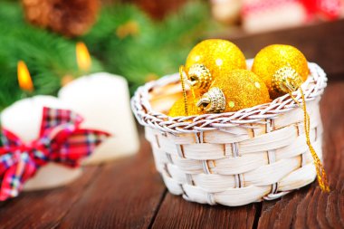 Ahşap masada Noel süslemeleri