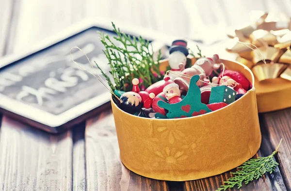 Decoraciones de Navidad en la caja de oro — Foto de Stock