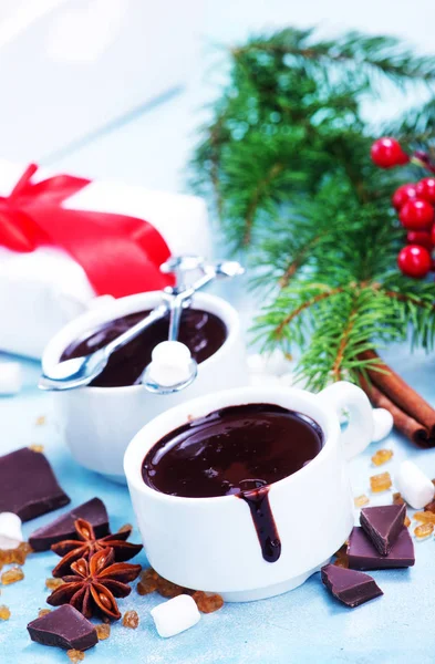 Horká čokoláda a vánoční ozdoby — Stock fotografie