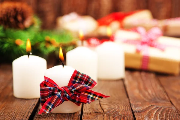 Velas con cinta en una mesa — Foto de Stock