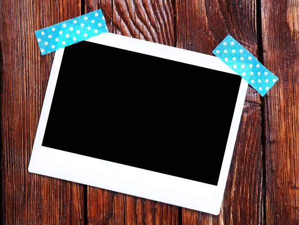  ahşap masa üzerinde fotoğraf çerçevesi 