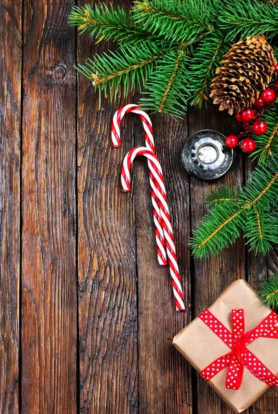 Vánoční ozdoby a jedle — Stock fotografie