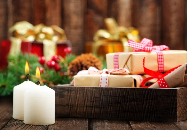 Schachteln für Geschenke mit bunten Bändern — Stockfoto