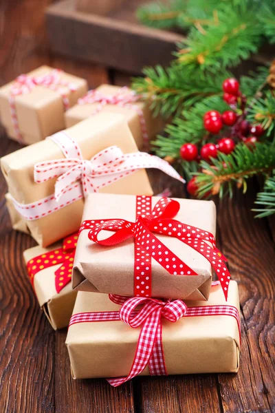 Schachteln für Geschenke mit bunten Bändern — Stockfoto