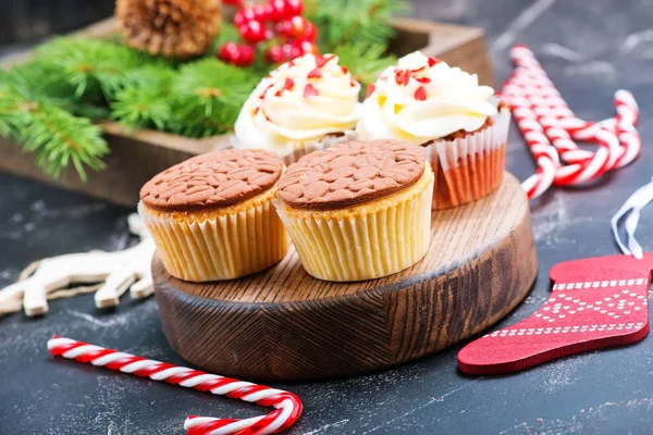 Muffins und Weihnachtsdekoration — Stockfoto