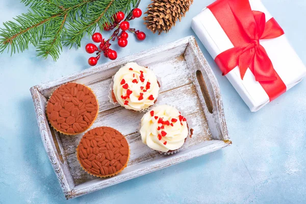 Muffins und Weihnachtsdekoration — Stockfoto