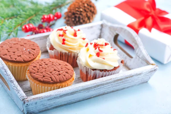 Muffins und Weihnachtsdekoration — Stockfoto